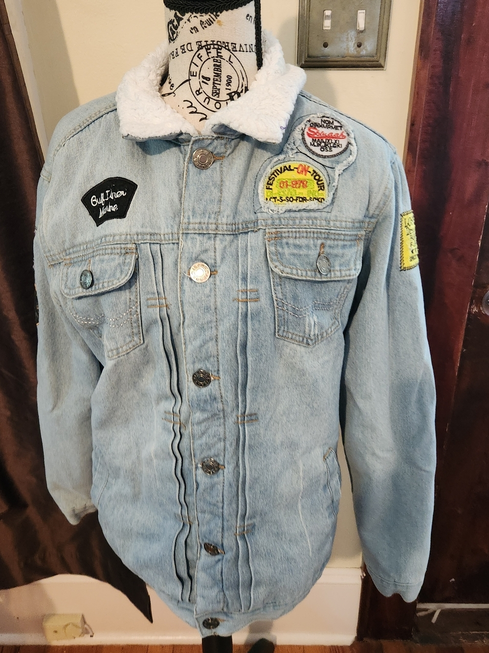 Unisex Vintage-style denim jacket is lined with faux sherpa MEDIUM - Picture 2 of 5